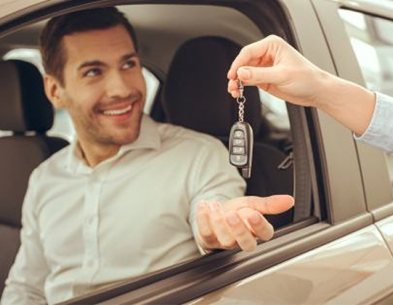 man_getting_keys